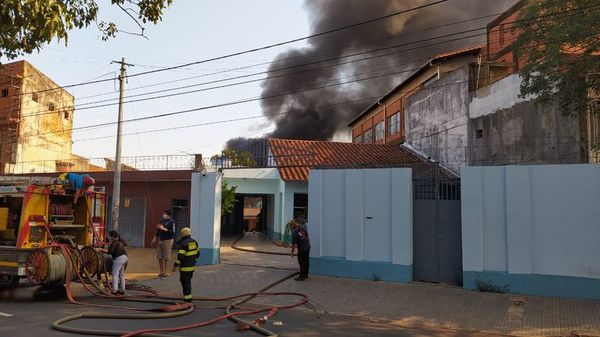 Bomberos controlan incendio del depósito en barrio San Vicente - Nacionales - ABC Color