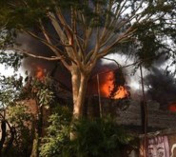 Voraz incendio en el Mercado 4 - Paraguay.com
