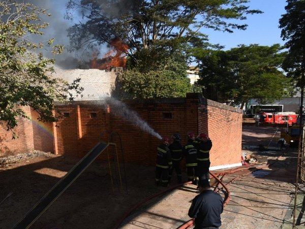 Bomberos controlan incendio en depósito de Asunción