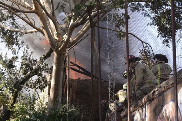 Bomberos controlan incendio en depósito