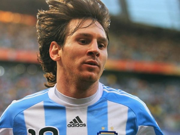Subastan camisetas usadas por Maradona, Pelé y Messi