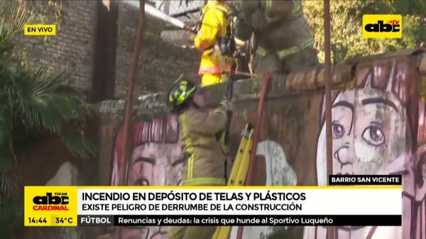 Incendio en depósito de telas y plásticos  - ABC Noticias - ABC Color
