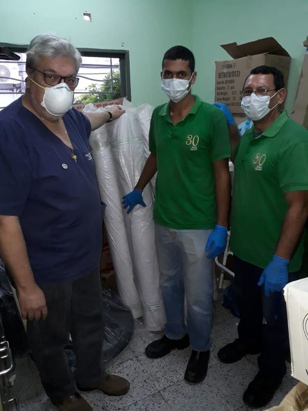 Unicentro dona mil metros de tela y dos mil tapabocas al Ineram - Empresariales - ABC Color