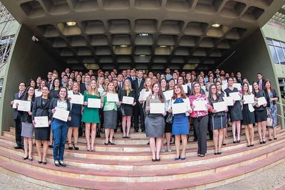 Unos 500 becarios paraguayos siguen en el extranjero - Nacionales - ABC Color