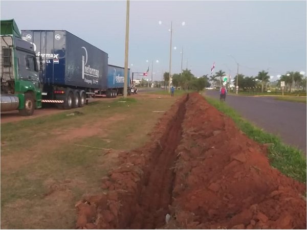 Covid-19: Militares cavan zanja de seguridad en frontera con Brasil
