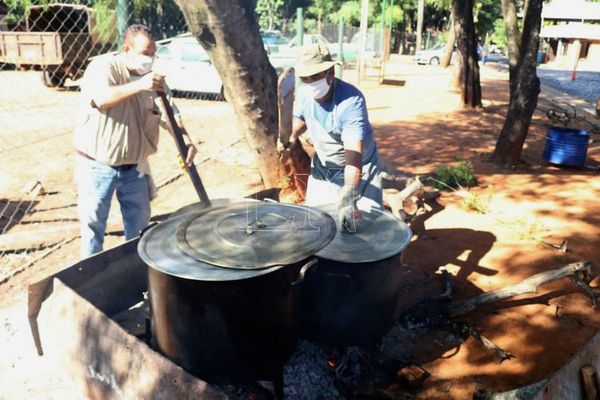 Reparten más de 400 platos de comida