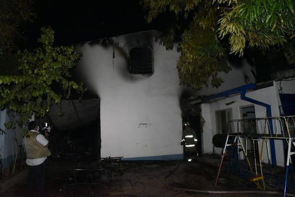 Fuego se reavivó en depósito del barrio San Vicente - Nacionales - ABC Color