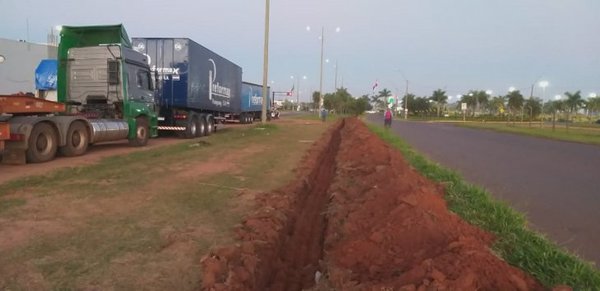 Militares cavan zanja de seguridad en frontera con Brasil | Info Caacupe