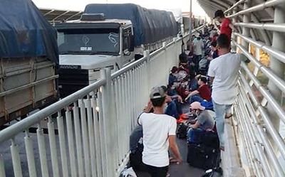 Otros 47 paraguayos llegaron esta madrugada al Puente de la Amistad - ABC en el Este - ABC Color