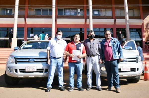 Itaipú donó dos camionetas a la comuna de Hernandarias