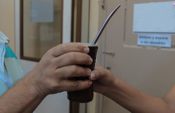 BOMBILLA, VASO Y CUBIERTOS PUEDEN SER VEHÍCULOS DE TRANSMISIÓN DEL COVID-19