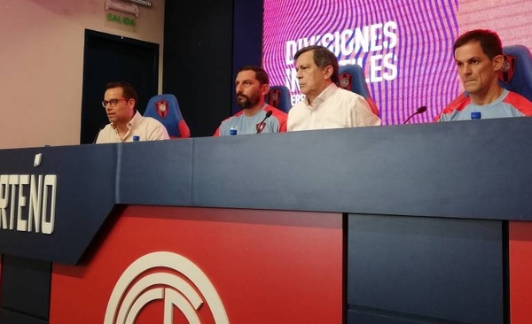 HOY / Fundación CCP mantiene a Grana y staff en la escuela de fútbol