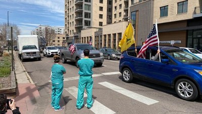 EEUU: Enfrentamiento entre enfermeros y manifestantes que se oponen a la cuarentena
