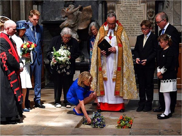 Stephen Hawking descansa entre Newton y Darwin