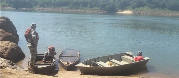 Cinco personas cruzaron en canoa el Paraná, pero naufragaron y una desapareció en las aguas del río - ADN Paraguayo