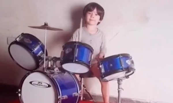 El hijo de Andrea valobra ya es “baterista”