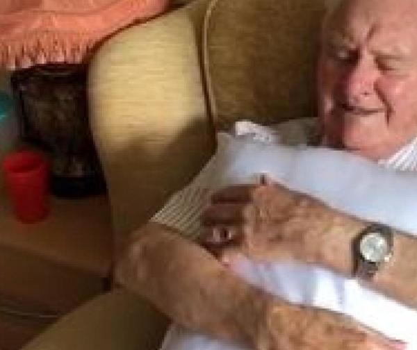 Un anciano dormía abrazado a un portarretratos