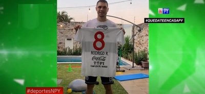 Jugadores de Olimpia subastan camisetas para ayudar a carenciados | Noticias Paraguay