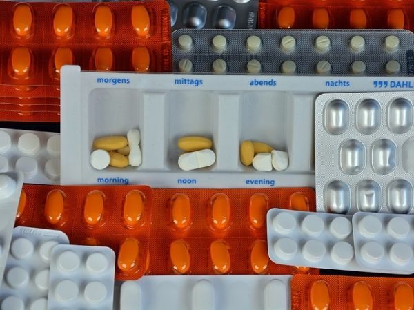 Denuncian importación de medicamentos sin control