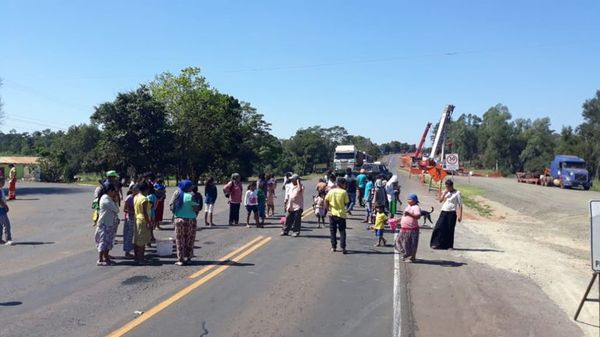 Nativos cierran ruta para exigir asistencia en Coronel Oviedo - Nacionales - ABC Color
