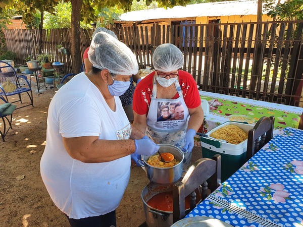 No solo rezan, también ayudan a familias vulnerables