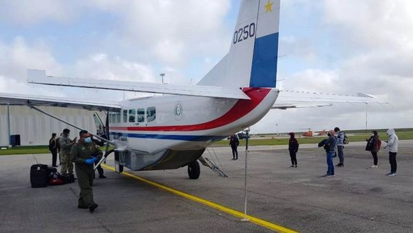 Paraguayos varados en Venezuela y Uruguay llegaron en un vuelo humanitario - Nacionales - ABC Color