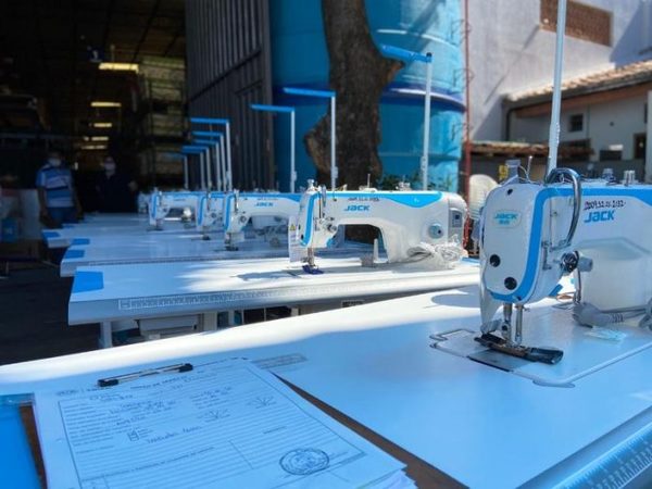 Penitenciarías cuentan con 42 nuevas máquinas para confección de tapabocas y batas