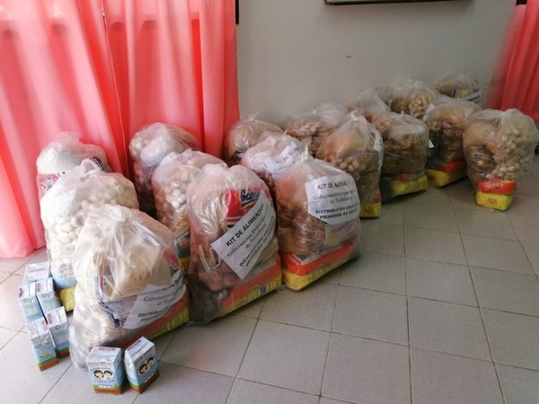 Unos ocho mil alumnos recibieron kits de la Gobernación de Ñeembucu - .::RADIO NACIONAL::.