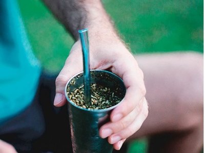 Tomaban tereré en la calle y fueron presos