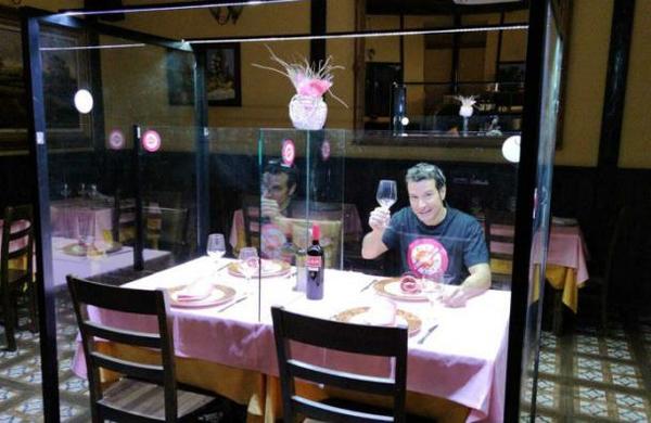 Las mamparas de acrílico que podrían salvar a bares y restaurantes durante la pandemia - SNT