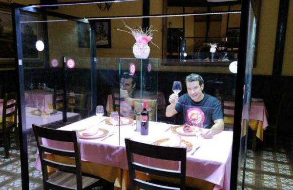 Las mamparas de acrílico que podrían salvar a bares y restaurantes durante la pandemia - C9N