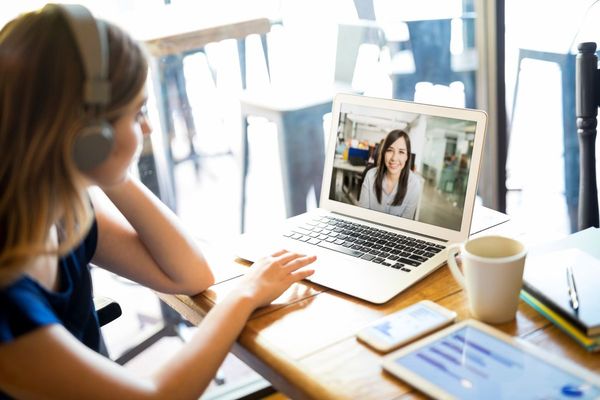 ¿Sabías que podés usar fondos virtuales en las videollamadas?