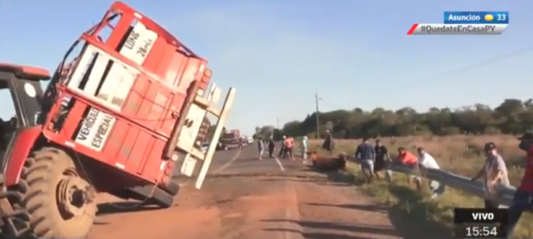 HOY / Aparatoso accidente de camión transganado en Caazapá