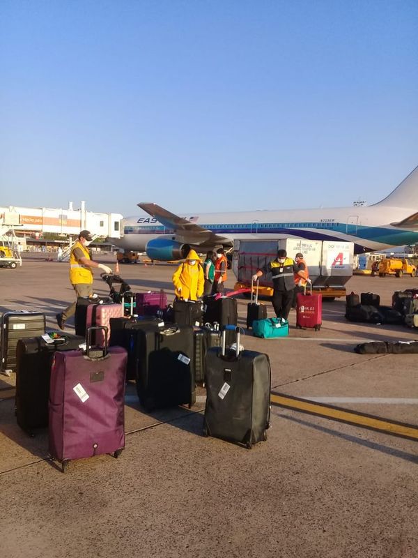 Llegó a Paraguay el vuelo con los connacionales repatriados de EE.UU. - Nacionales - ABC Color