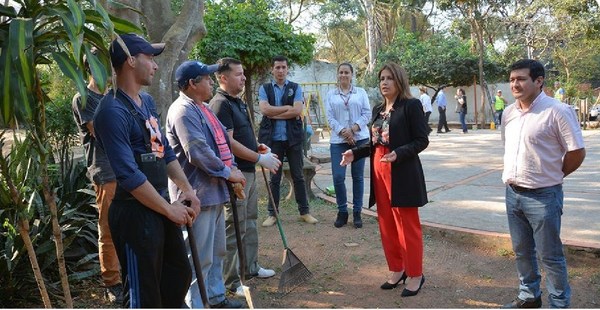Internos de granja penitenciaria remozaron la Plaza Juan Pablo II - Paraguay Informa