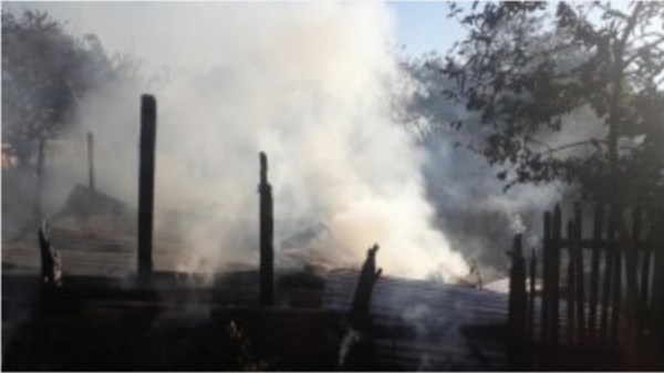 Hijo manipulaba una caja de fósforo y por accidente incendió la casa - Paraguay Informa