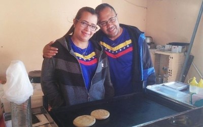 Vendiendo asaditos, venezolano pudo traer al Paraguay a toda su familia - Paraguay Informa