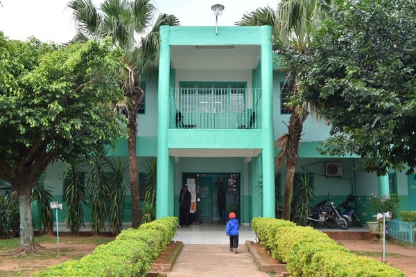 Por falta de pago de salarios, médicos hacen brazos caídos en el Policlínico San Miguel - Paraguay Informa