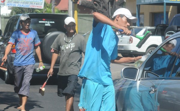 Consejal perdirá la aplicación de la ordenanza que prohíbe limpiavidrios en semáforos - Paraguay Informa