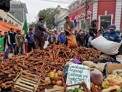 Campesinos exigen al Gobierno cumplir acuerdo firmado hace tres meses - Paraguay Informa