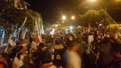 Ciudadanos indignados escracharon anoche al Intendente de Concepción - Paraguay Informa