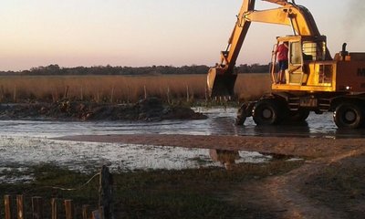 Pobladores de Tacuaras trabajan con el MOPC para recuperar los caminos - Paraguay Informa