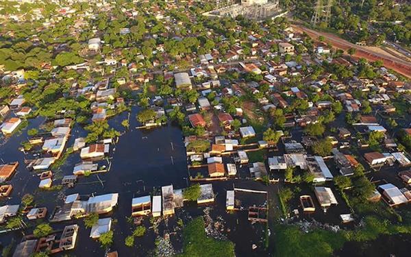 Riada inundó 30 viviendas construidas por la EBY y habilitadas el año pasado - Paraguay Informa