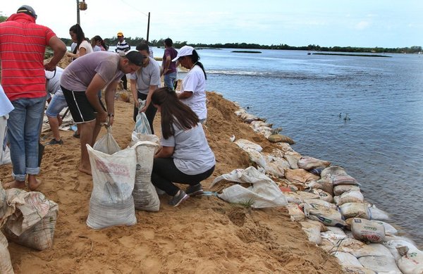 Pilarenses refuerzan el muro con 30.000 bolsas de arena para contener la crecida - Paraguay Informa