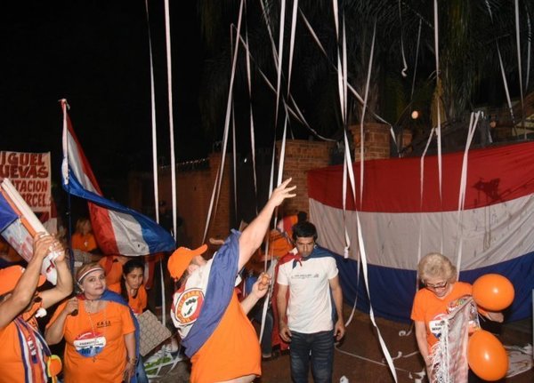 Escrachan frente a la casa de Miguel Cuevas y piden que sea imputado por sus delitos - Paraguay Informa