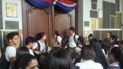 Alumno del CNC que hostigó a maestra será sancionado - Paraguay Informa