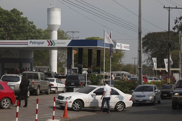 Petropar estaría vendiendo su combustible a emblemas privados para apurar suba - Paraguay Informa
