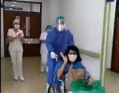 Paciente recibe el alta tras días de lucha contra el COVID-19 - Nacionales - ABC Color