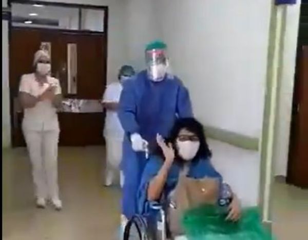 Paciente recibe el alta tras días de lucha contra el COVID-19 - Nacionales - ABC Color