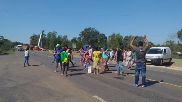 Indígenas protestan por falta de kits de alimentos | Noticias Paraguay